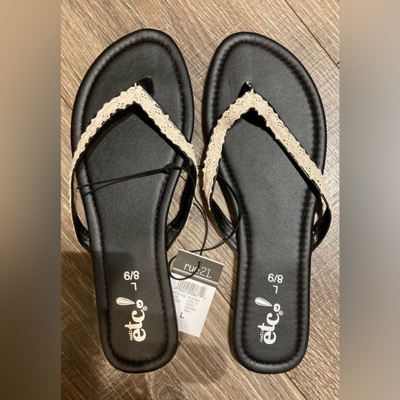 NWT Cream Crochet detail flip flops - Picture 1 of 2